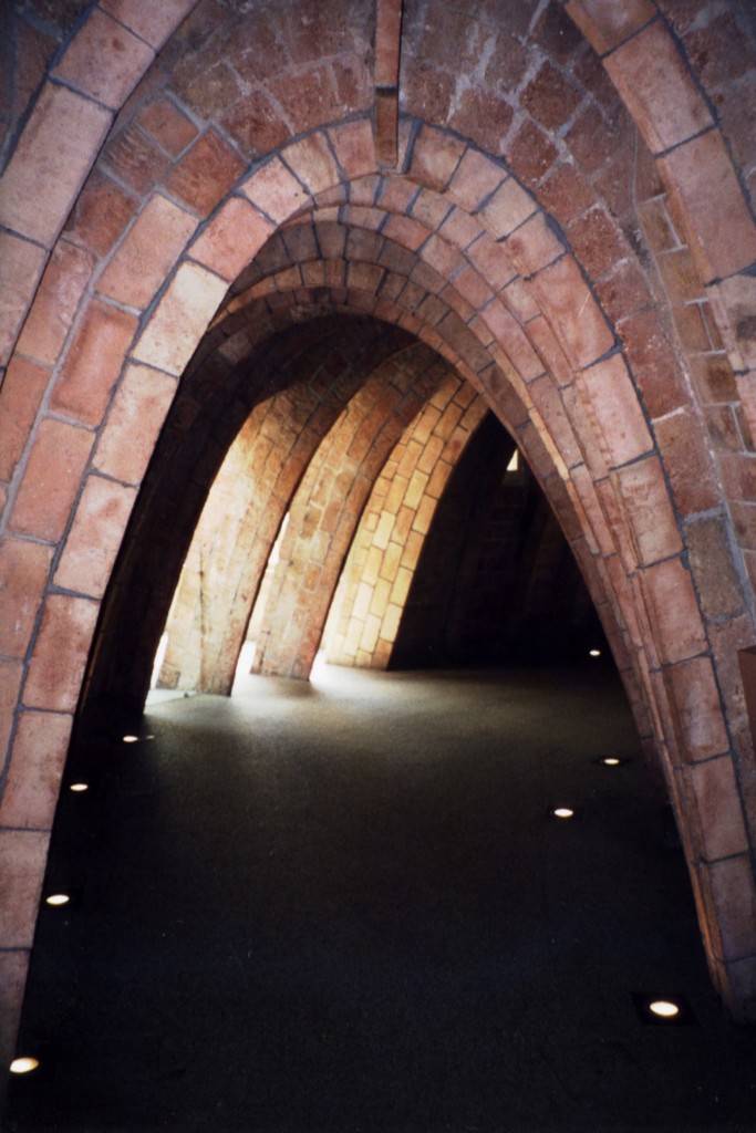 lapedreraparabola-catenary-curve-arch-exam-academy